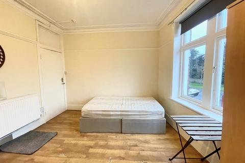 Studio to rent, Cannon Hill, Southgate