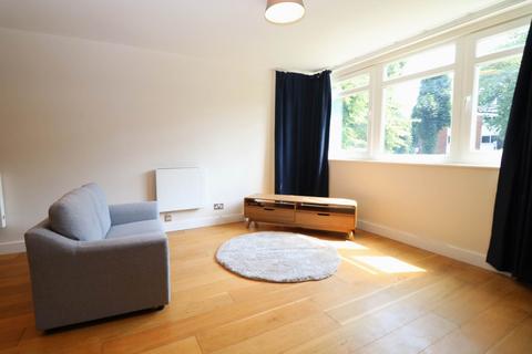 Studio to rent, Crouch End Hill, London