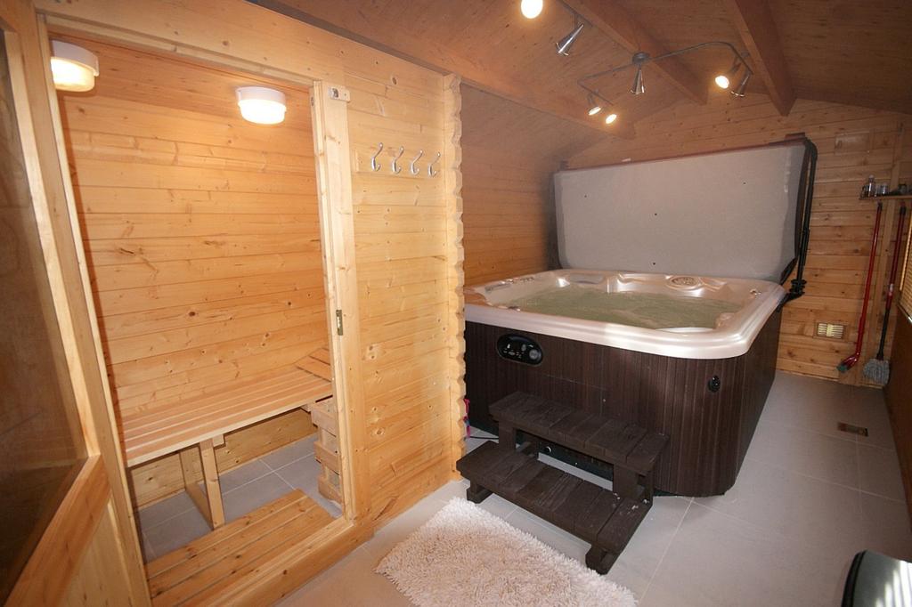Sauna &amp; Jacuzzi Room
