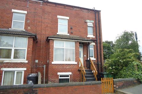 3 bedroom end of terrace house to rent, Tunstall Road, Leeds LS11