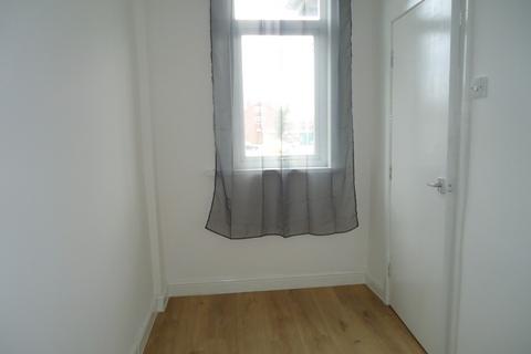 3 bedroom end of terrace house to rent, Tunstall Road, Leeds LS11