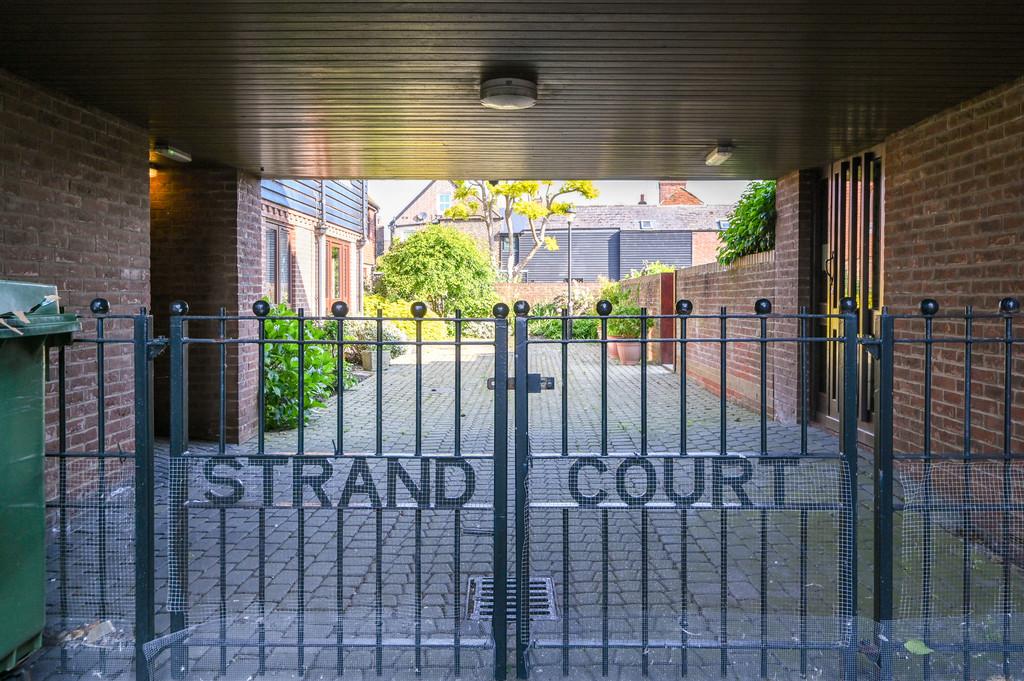 Strand Court, Rye, East Sussex TN31 7NY 1 bed apartment - £200,000