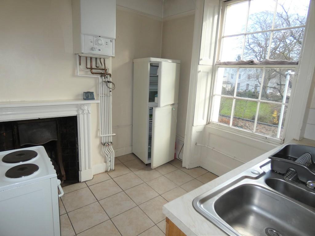 Montpellier Grove, Cheltenham Studio to rent £550 pcm (£127 pw)