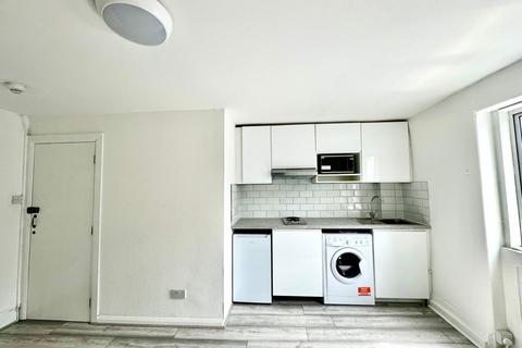 Bedsit to rent, Sussex Gardens W2