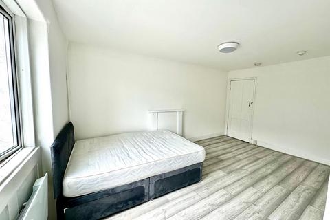 Bedsit to rent, Sussex Gardens W2