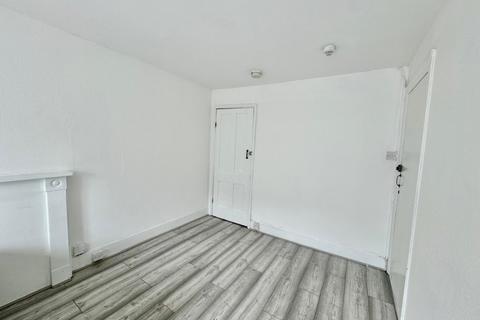 Bedsit to rent, Sussex Gardens W2