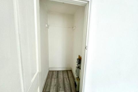 Bedsit to rent, Sussex Gardens W2