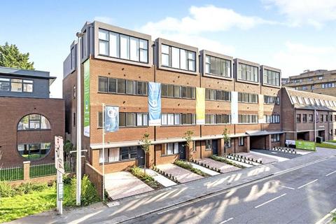 1 bedroom flat for sale, Trinity Place, Woking GU21