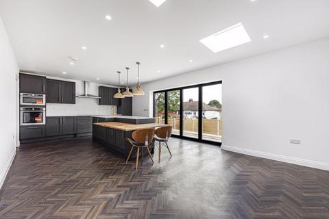 142 Bladindon Drive, Bexley, DA5 3BW