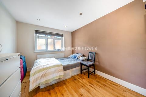 3 bedroom apartment to rent, Lordship Lane London SE22