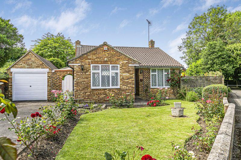 Eastwick Park Avenue, Bookham 2 bed detached bungalow for sale £675,000