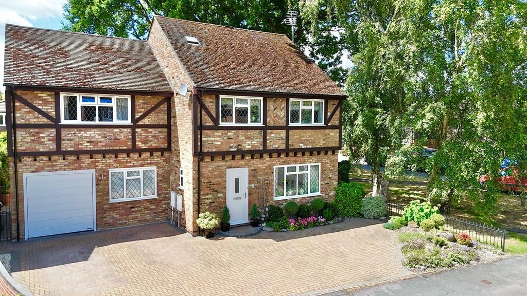Henley Drive, Camberley GU16 4 bed detached house for sale £775,000