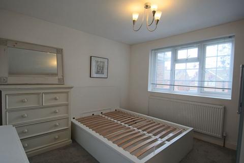 3 bedroom semi-detached house to rent, Fleet Road, Dartford DA2