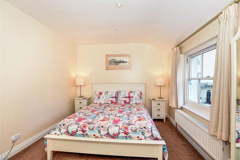 2 bedroom terraced house to rent, Queensbury Mews, BN1