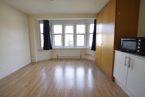 Studio to rent, Queens Park Road, Bournemouth,