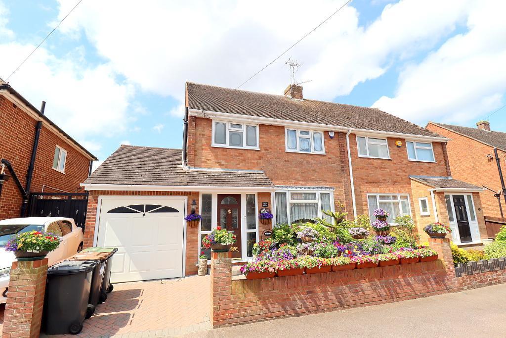 Rosslyn Crescent, Luton, LU3 2AT 3 bed semidetached house for sale £