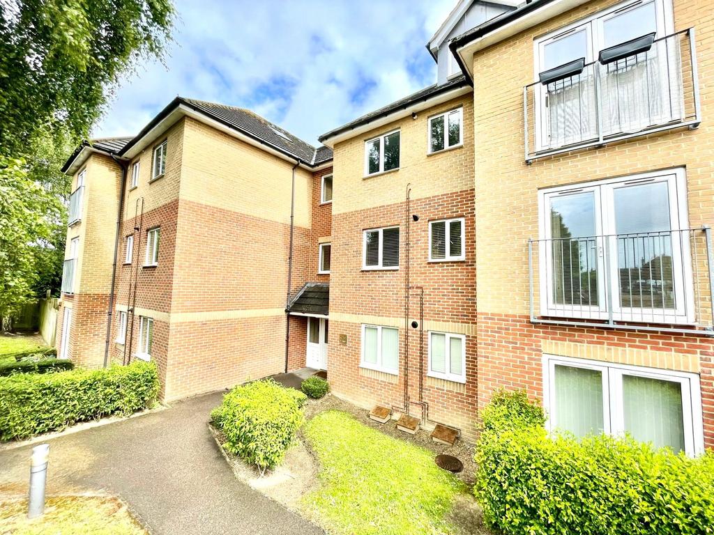 Craig House, Craig Avenue, Reading... 2 bed apartment to rent £1,200