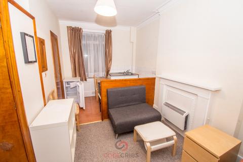 Studio to rent, Sussex Gardens, London  W2