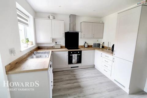 2 bedroom end of terrace house for sale, High Street, Caister-On-Sea