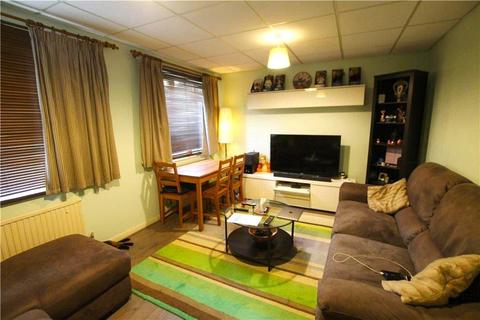 2 bedroom maisonette to rent, Delta Road, Woking GU24