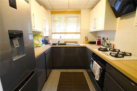 2 bedroom maisonette to rent, Delta Road, Woking GU24