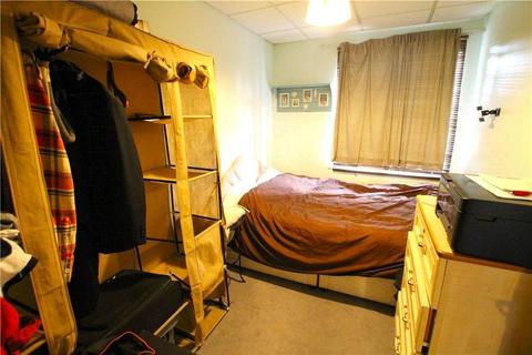 2 bedroom maisonette to rent, Delta Road, Woking GU24