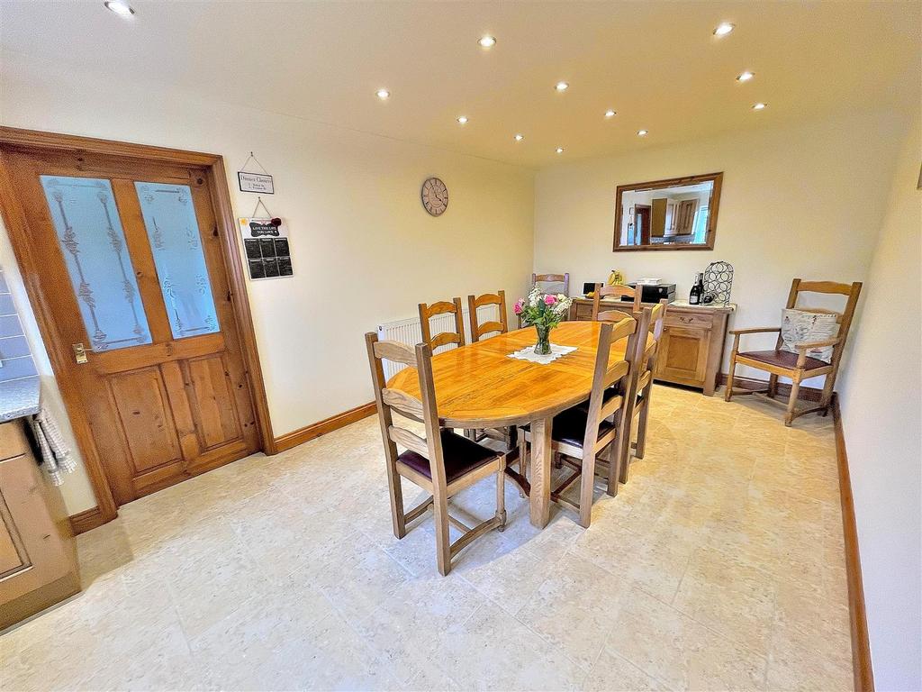 Dining area 1.jpg