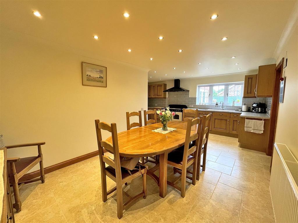 Dining area 2.jpg