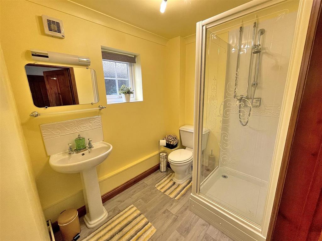 Bed four en suite.jpg