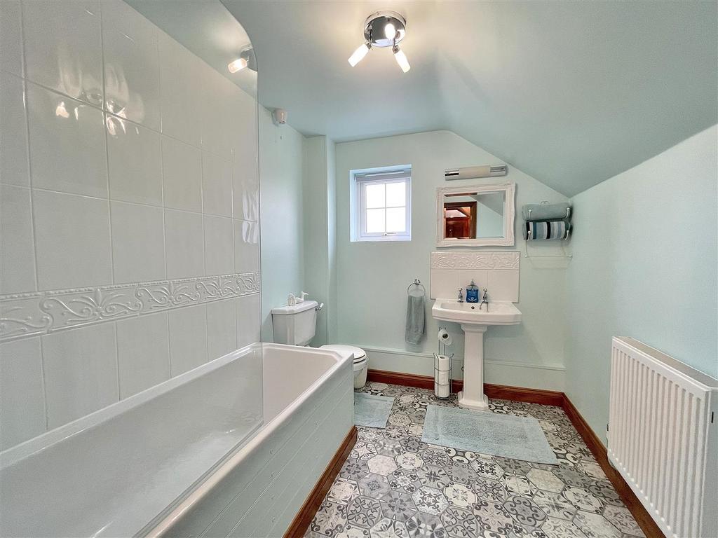 Bed one en suite 1.jpg