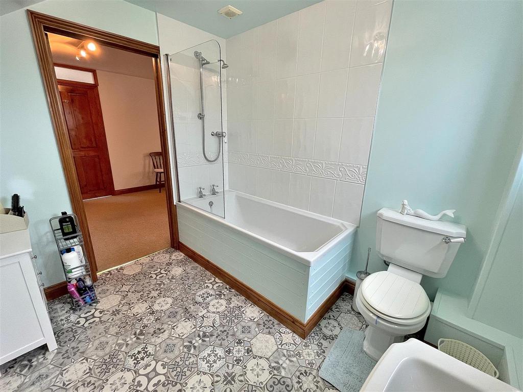 Bed one en suite 2.jpg