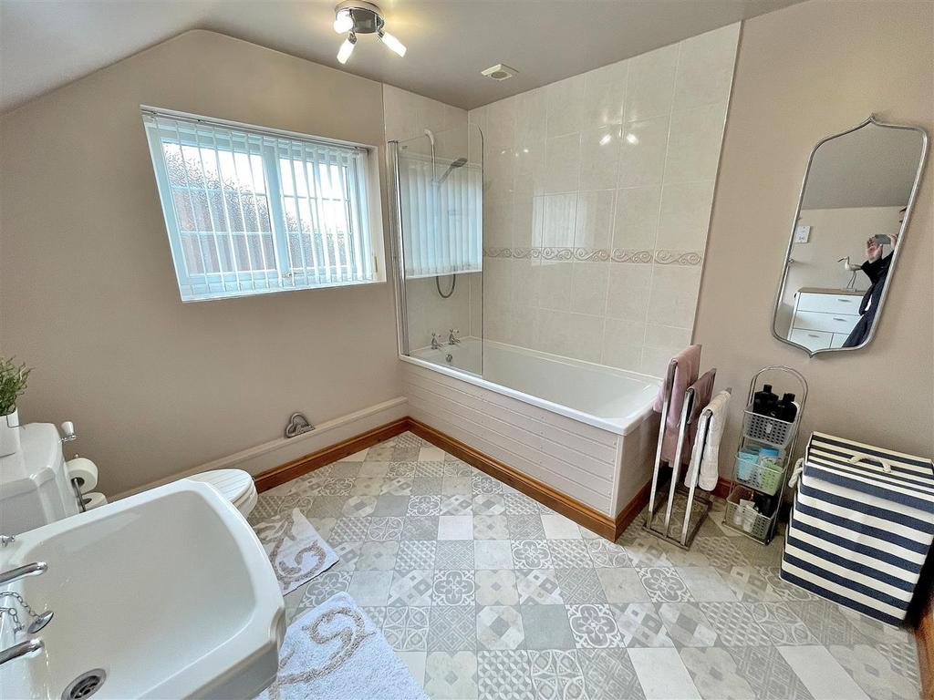 Bathroom 1.jpg