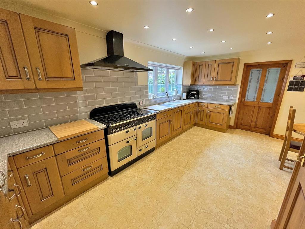Kitchen area 2.jpg