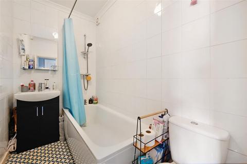 Flat B, 45 Park Avenue, Mitcham, CR4 2ER