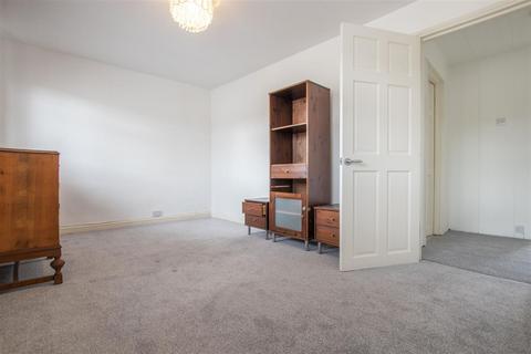 3 bedroom terraced house for sale, Birchfield Road, Cheshunt