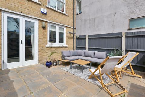 2 bedroom flat to rent, Seven Sisters Road, Finsbury Park