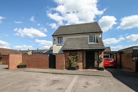 3 bedroom detached house for sale, Littlebury Court, Kelvedon Hatch, Brentwood