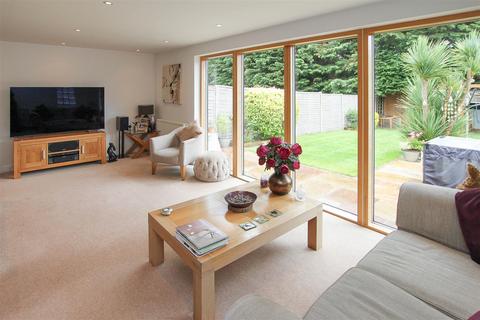 3 bedroom semi-detached house for sale, Barn Mead, Doddinghurst