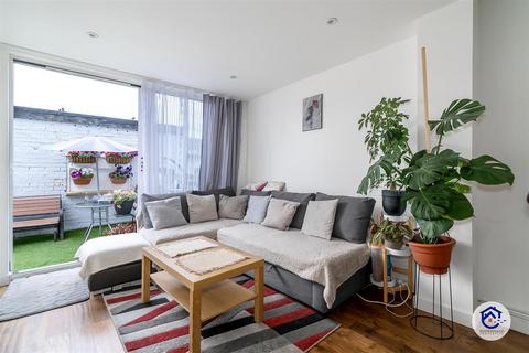 4 bedroom terraced house for sale, Penfold Road, London N9