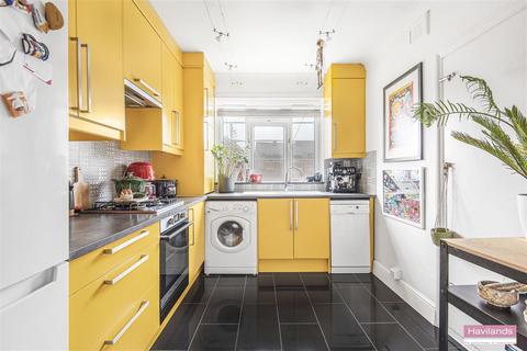 2 bedroom flat for sale, Seymour Court, Winchmore Hill, N21