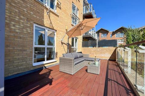 2 bedroom apartment to rent, Victoria Court, Chiswick, TW8