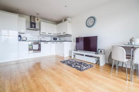 2 bedroom flat to rent, London Road, 853 London Road SS0