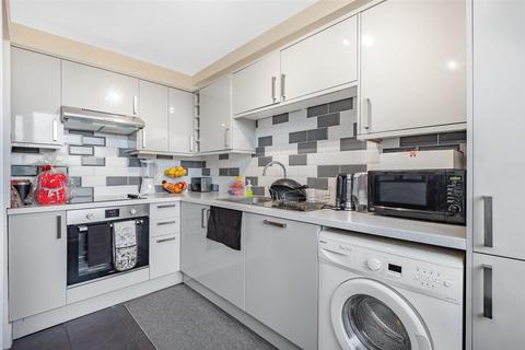 2 bedroom flat for sale, Queens Ride, Barnes, SW13