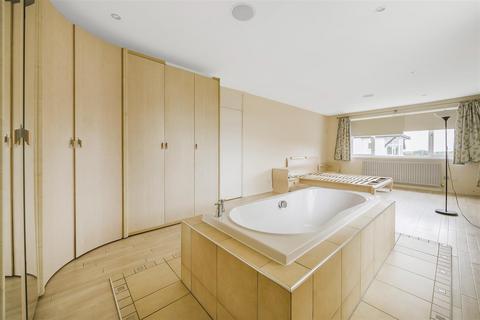 18 Hillview Road, Orpington, BR6 0SF