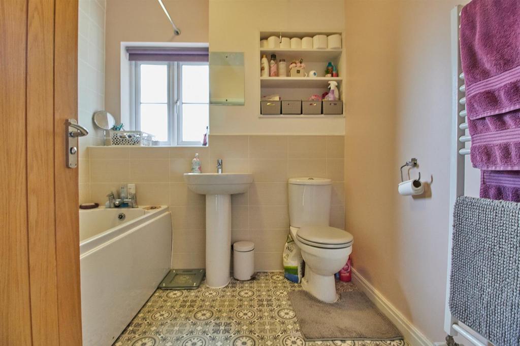 Family bathroom to front