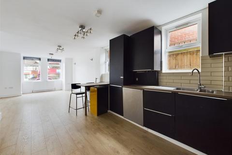 3 bedroom flat to rent, London Road, Isleworth