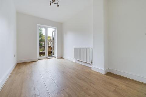 3 bedroom flat to rent, London Road, Isleworth