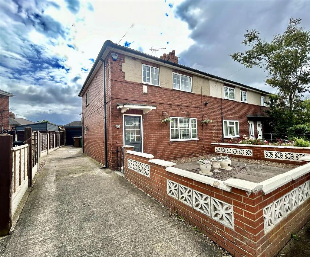 The Oval, Garforth, Leeds 3 bed end of terrace house for sale £200,000