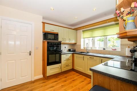 4 bedroom detached house for sale, Holywell Avenue, Castleford WF10