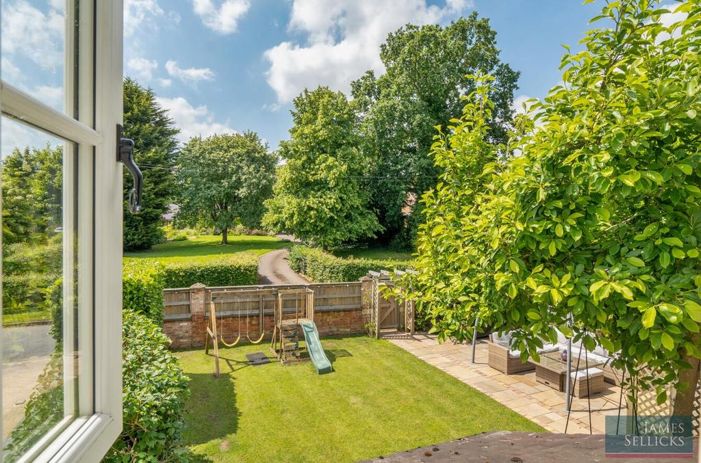 Garden &amp; view to the front